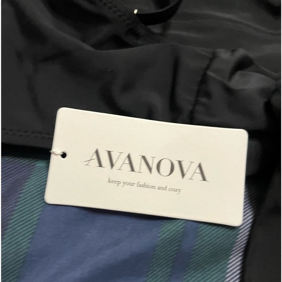 NWT tie in back bikini top with adjustable straps and removable pads - Picture 3 of 8